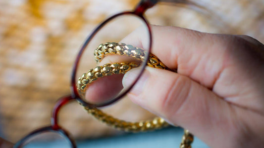 Brillenketten: Praktisch & stilvoll für sicheren Halt